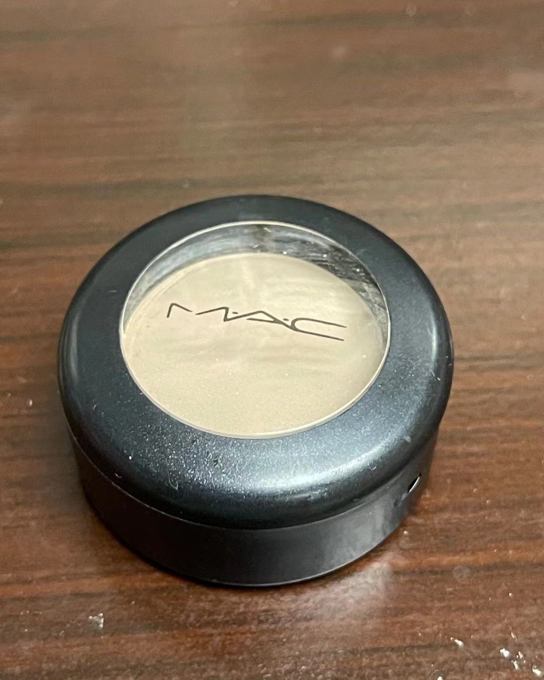 我都差点忘记，其实它是一块眼影😂，属于典型的拿在手上不起眼