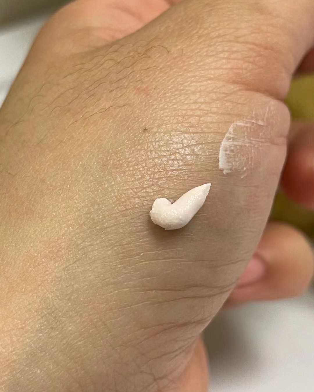 今天要介绍的是这支非常温和的粉色的高颜值洗面奶。  这款挤出