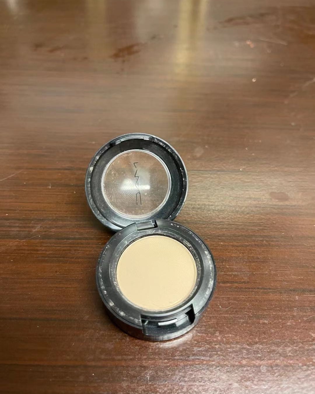 我都差点忘记，其实它是一块眼影😂，属于典型的拿在手上不起眼