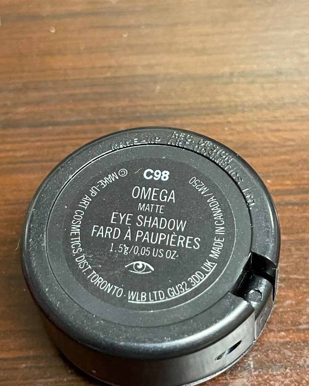 我都差点忘记，其实它是一块眼影😂，属于典型的拿在手上不起眼