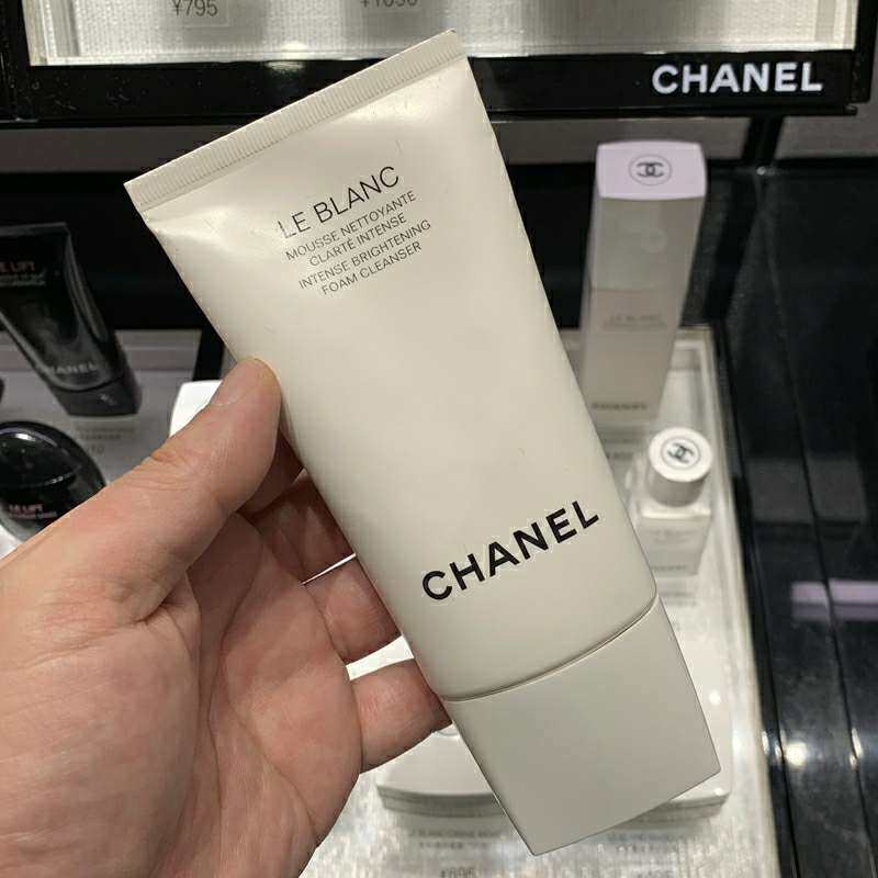香奈儿（Chanel）是法国奢侈品品牌，创始人是Coco C