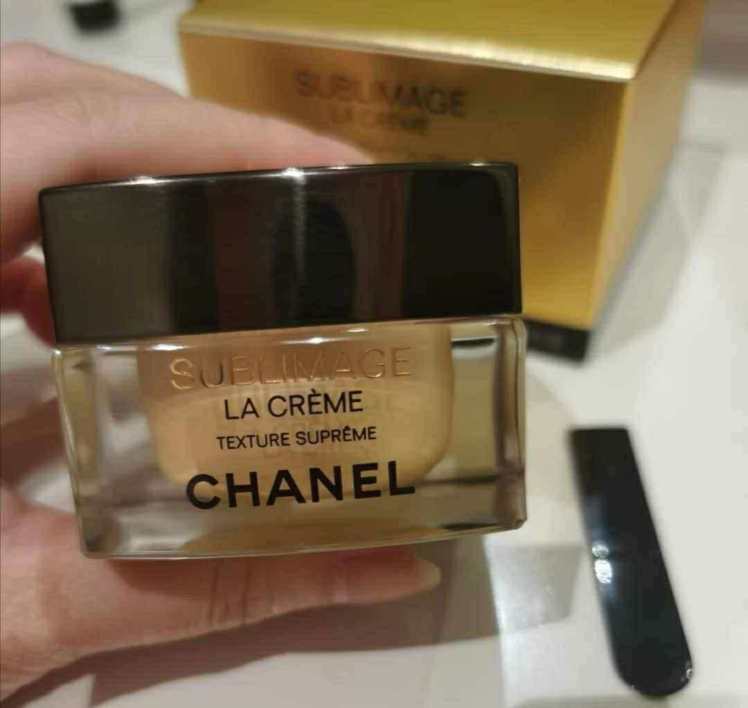 香奈儿（Chanel）是法国奢侈品品牌，创始人是Coco C