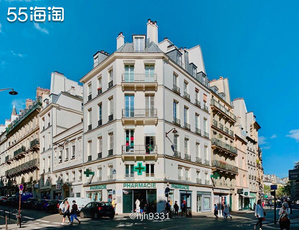 ✨店是法国的一大特色了，标志是一个绿色的十字架，每个街角都会