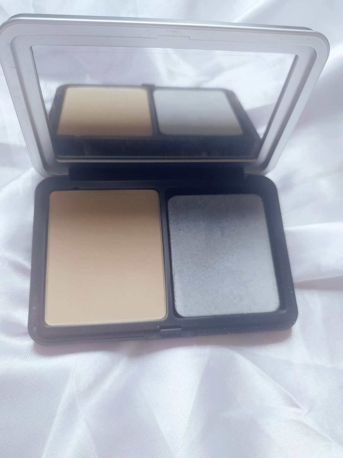 MAKE UP FOR EVER中文为玫珂菲 。Dany S