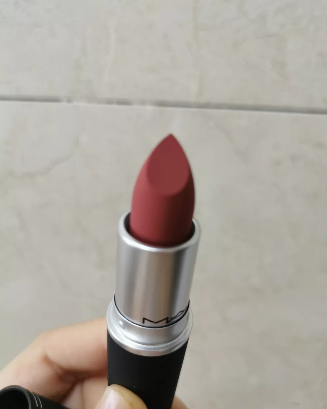 💄魅可口红923 夏天到了，浓郁的复古朱砂红色不适合涂，皮