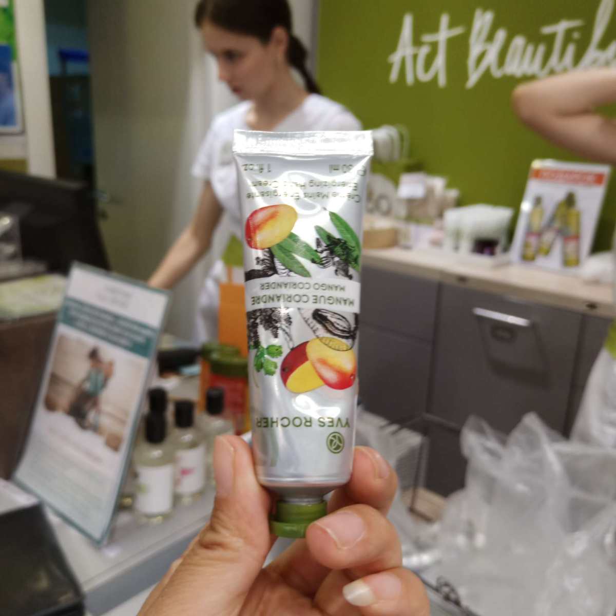 Yves Rocher，中文名伊芙黎雪，是法国著名的化妆品品