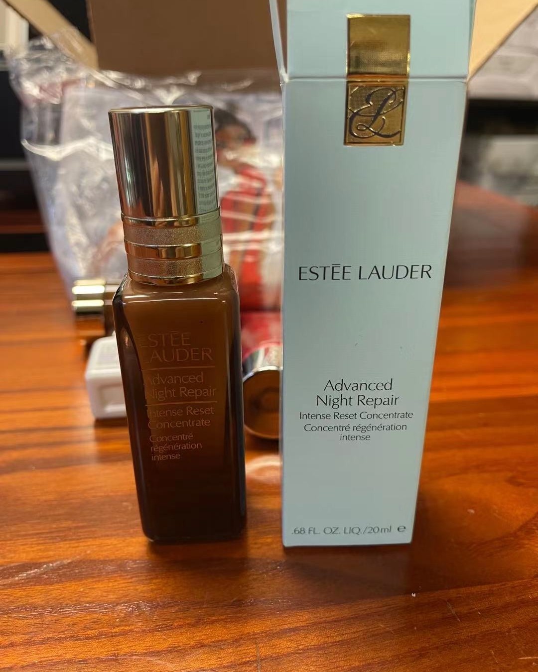 一直回购雅诗兰黛的高能小棕瓶觉得特别好用，雅诗兰黛官网买的�
