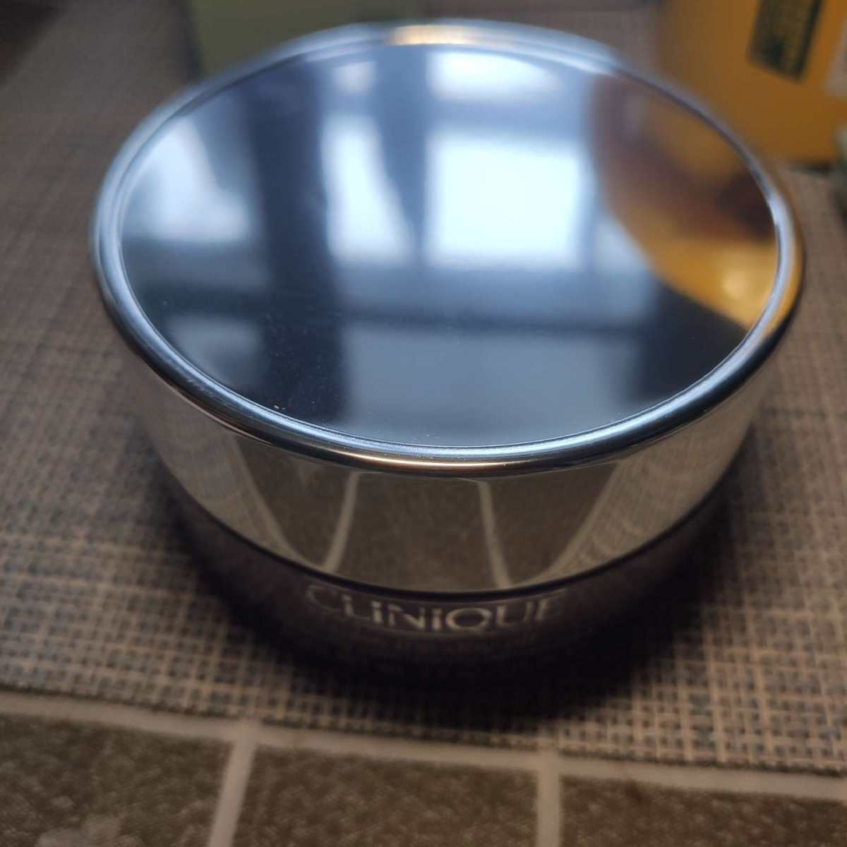 1.mac 粉底液 色号：nc12，批号：A60，2020年