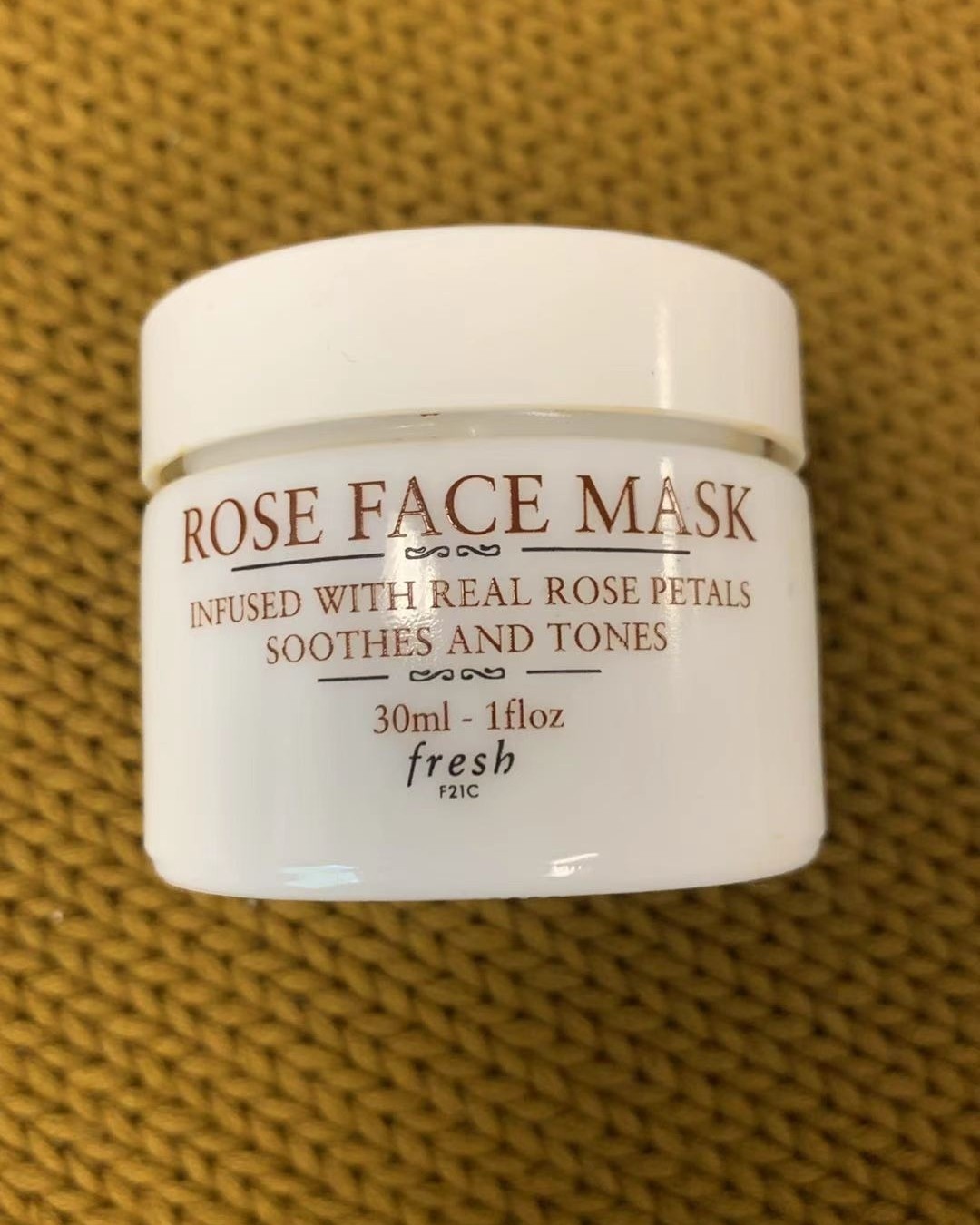 可能最近玫瑰饼吃的多，看面膜竟然也很有食欲，嗜喱质地呈现暗黄