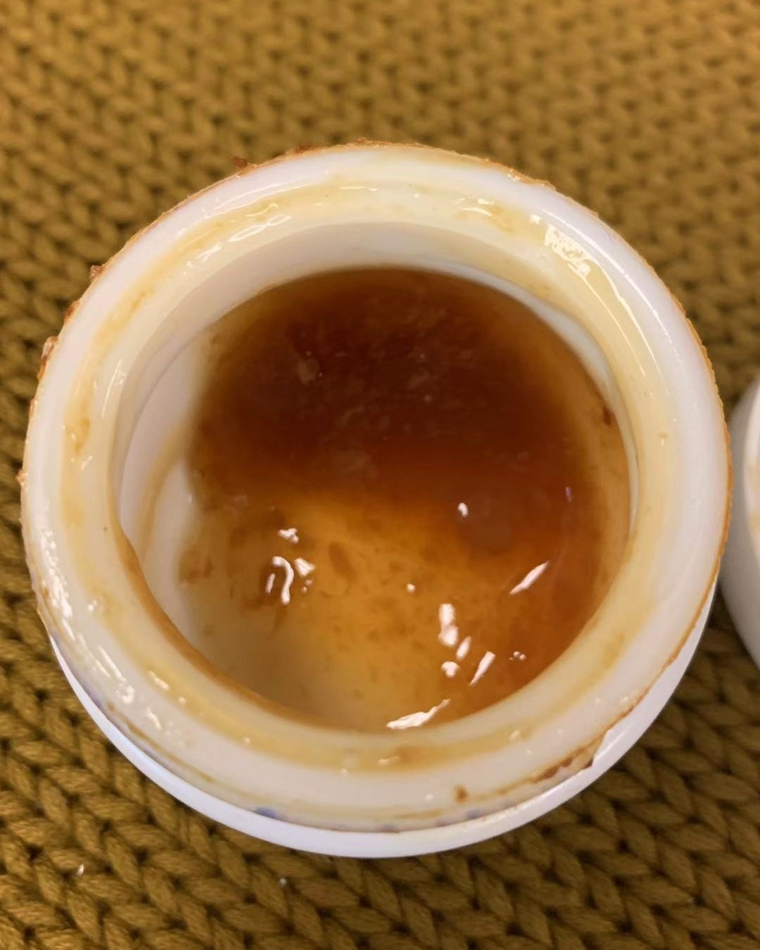 可能最近玫瑰饼吃的多，看面膜竟然也很有食欲，嗜喱质地呈现暗黄