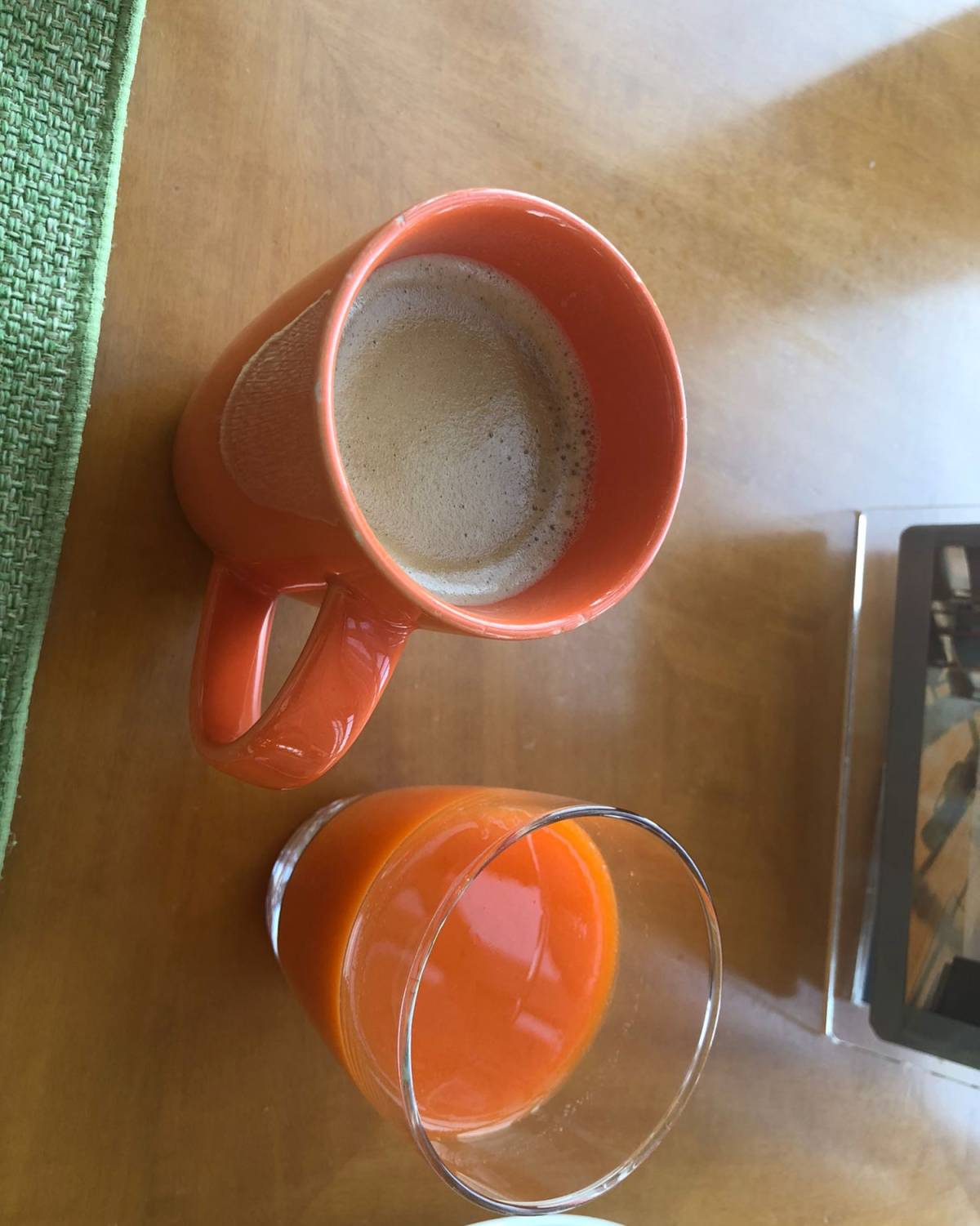 rt 一个单面蛋一个生煎包，两块玉米，两小片培根，一个水煮蛋