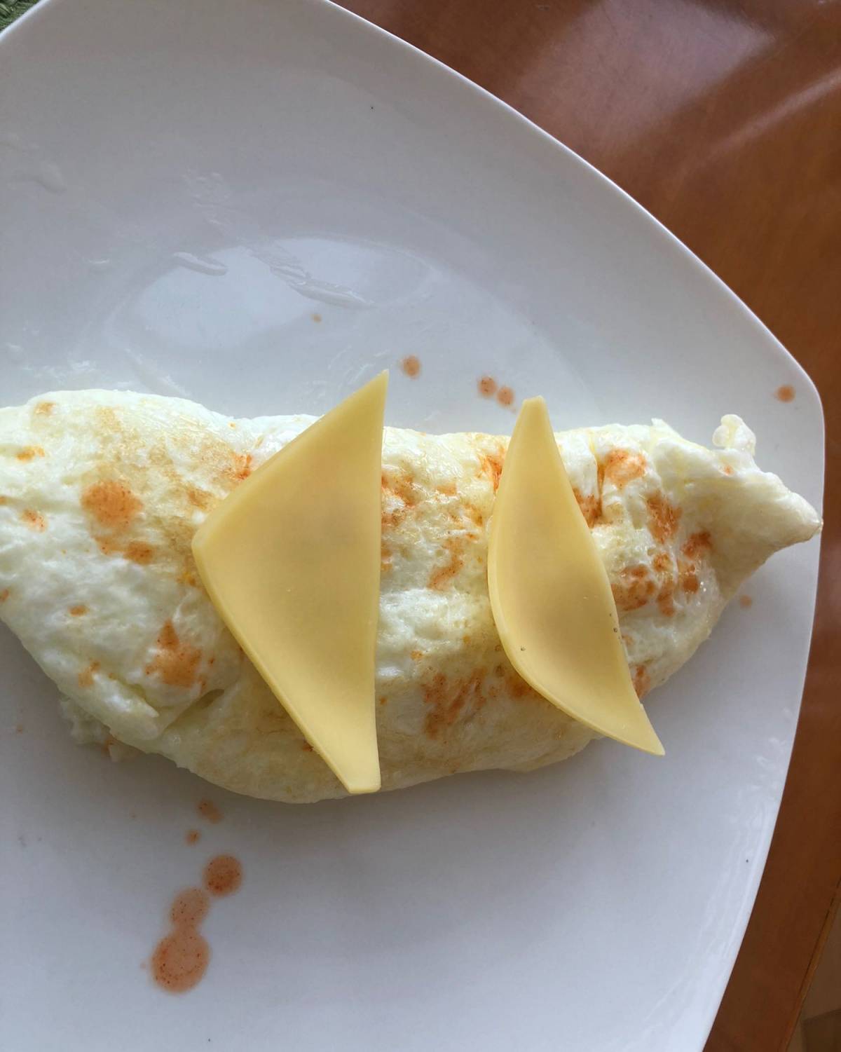 rt 一个单面蛋一个生煎包，两块玉米，两小片培根，一个水煮蛋