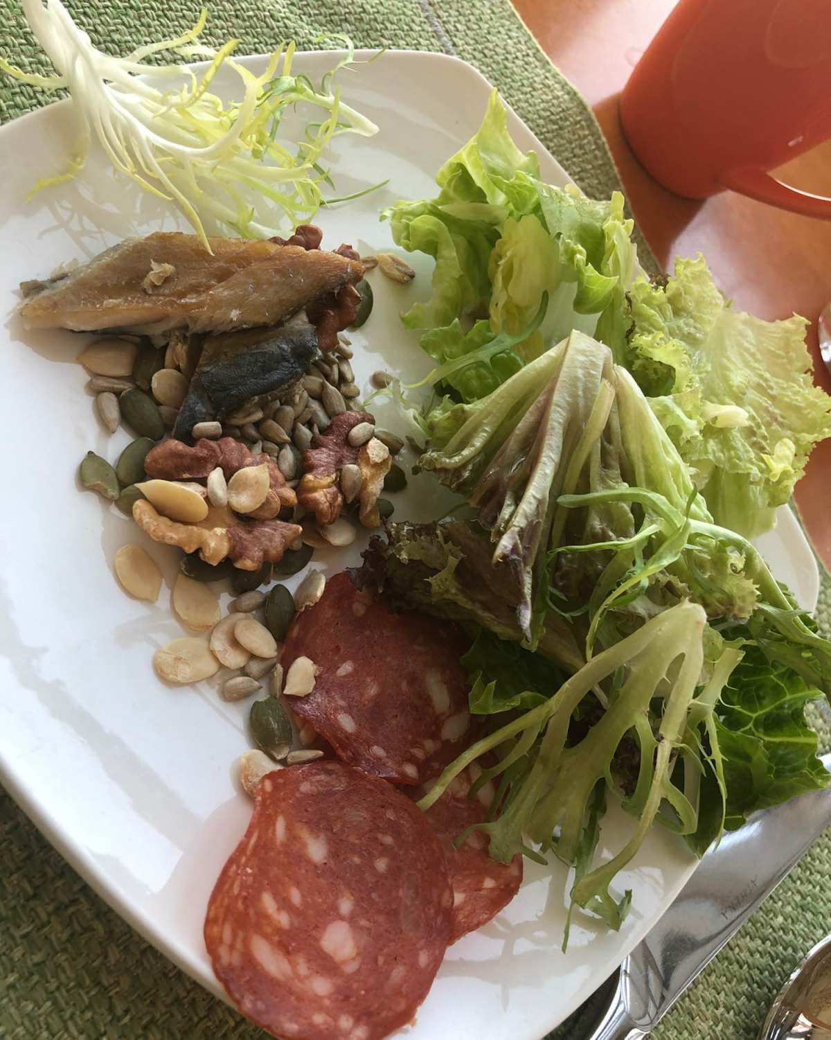 rt 一个单面蛋一个生煎包，两块玉米，两小片培根，一个水煮蛋