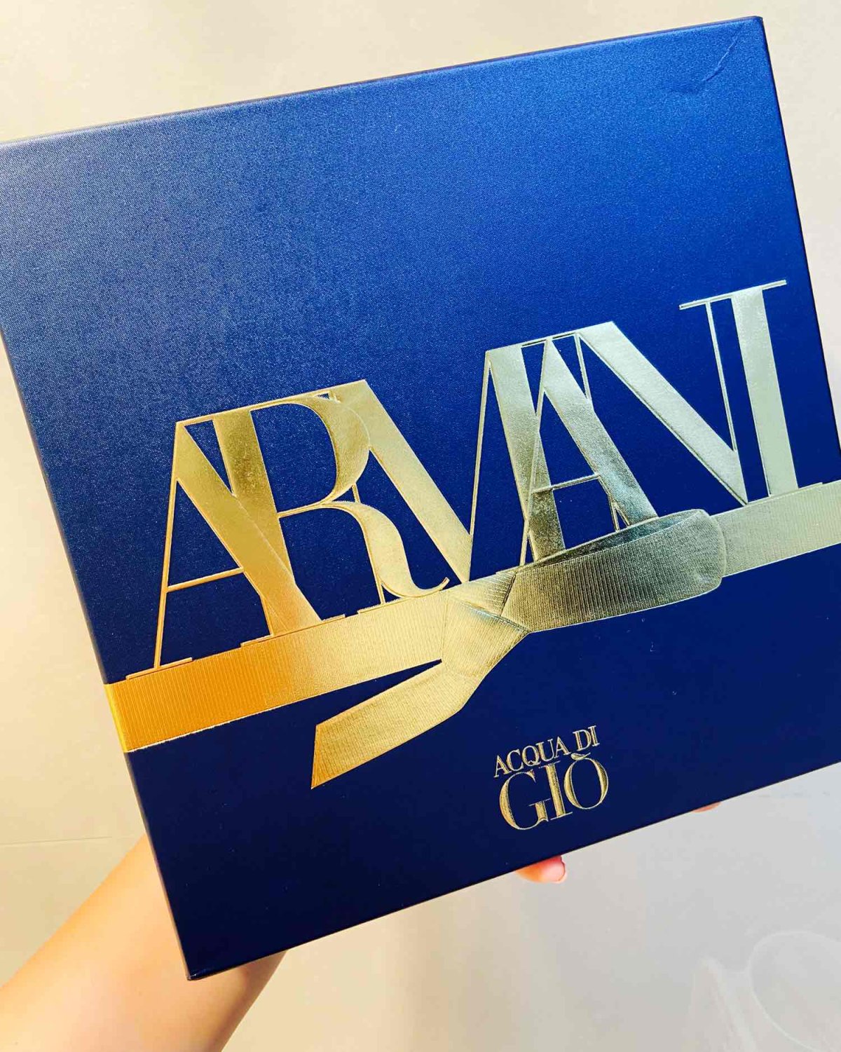armani激情男士淡香水的一个套装 这个是一个礼盒，省掉了