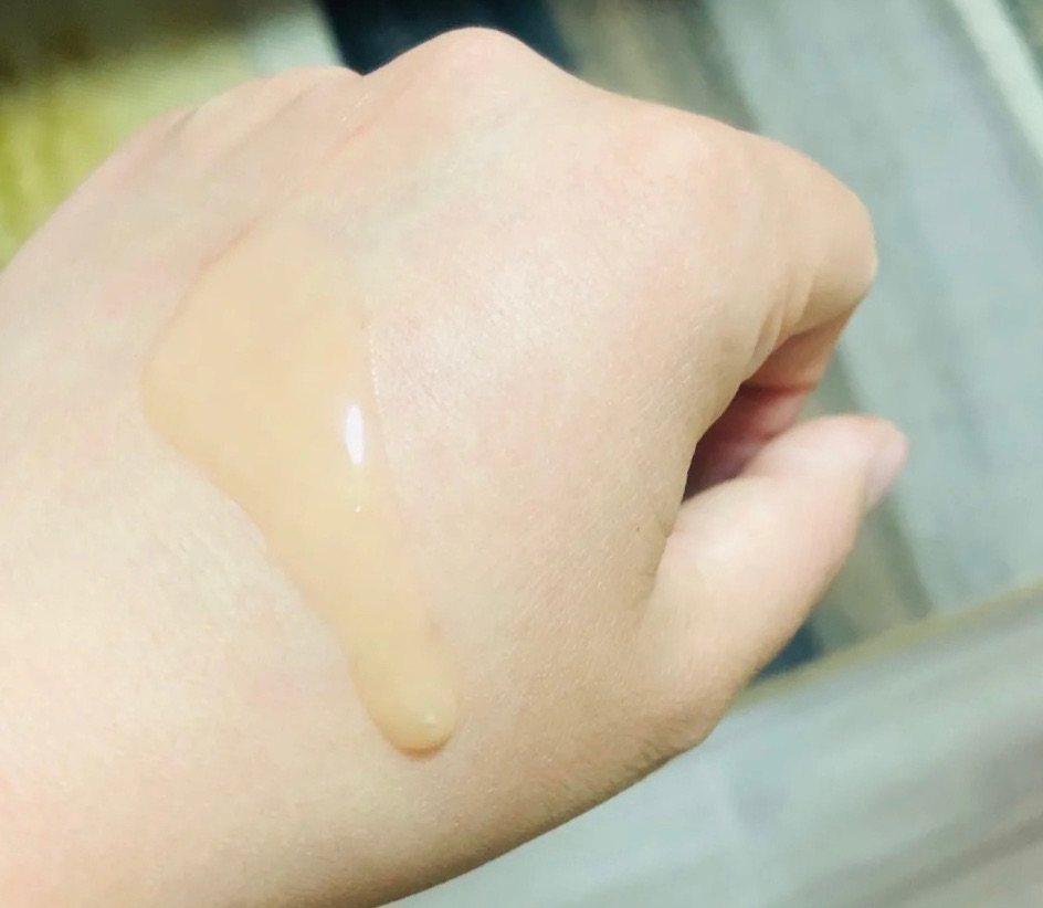 李佳琪直播间曾经大受好评的一款精华液，里面蕴含了丰富的虾青素