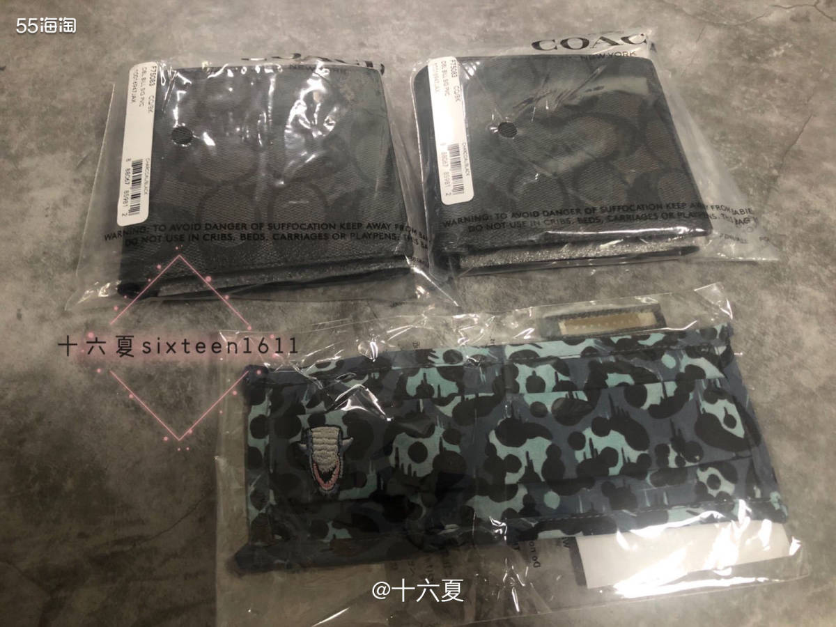 💰非常经典的老花短款钱包，就很Coach家的款式～黑色也比