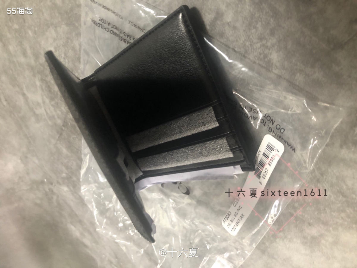 💰非常经典的老花短款钱包，就很Coach家的款式～黑色也比
