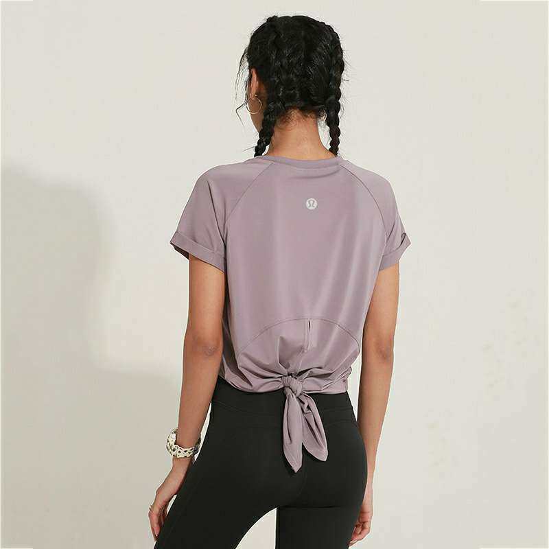 Lululemon露露柠檬是专门做运动服装的品牌，以瑜伽衣服