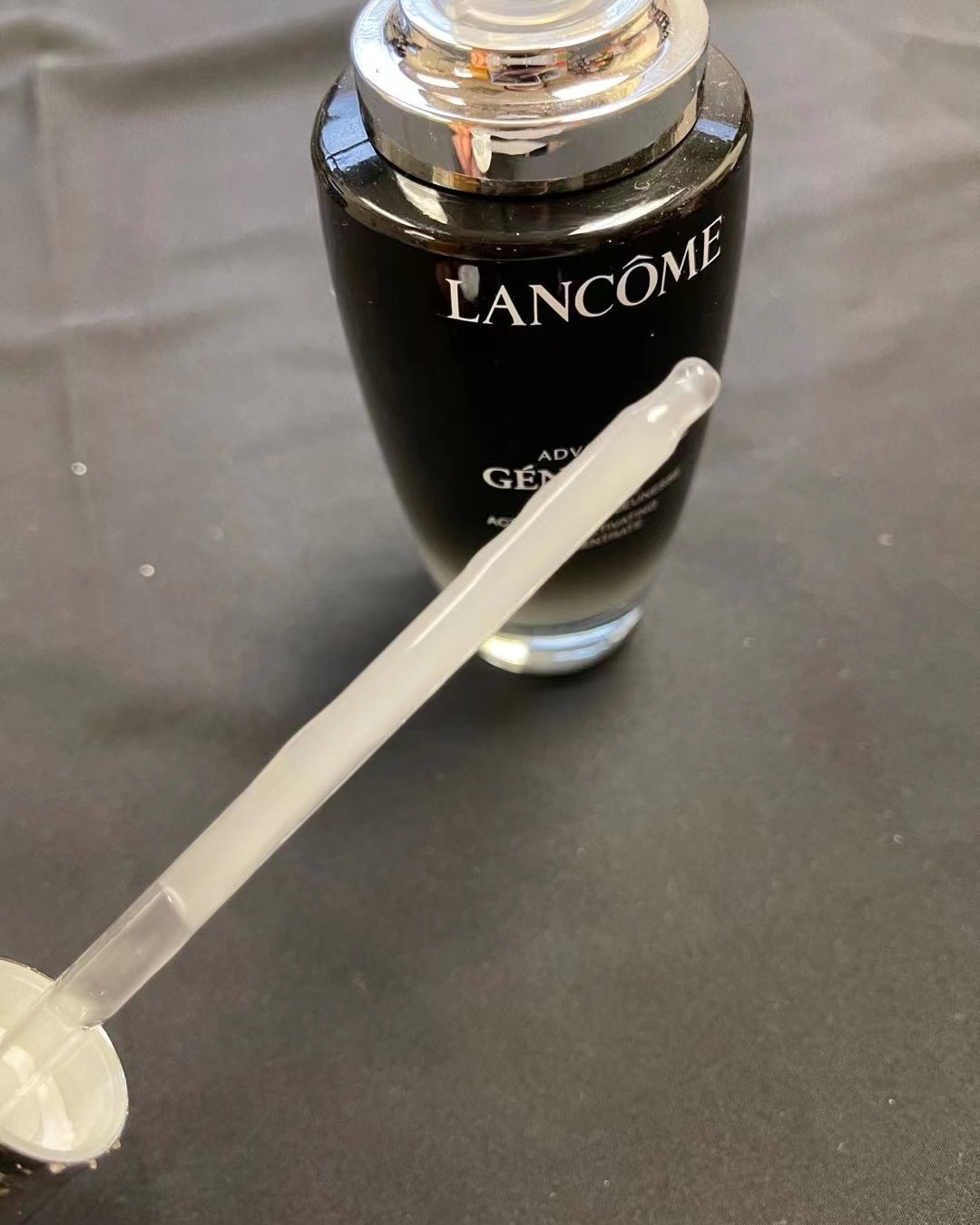 我一直认为精华一定要用的稍微好一点，这样对皮肤延缓衰老最起码