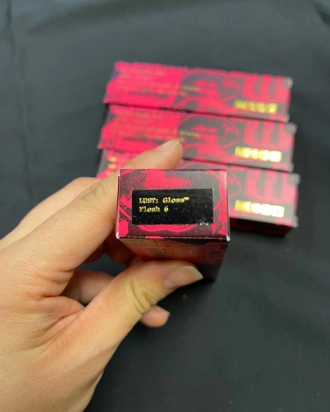 视频里面看特别好看，温柔的奶茶色。  pat这个牌子不知道算