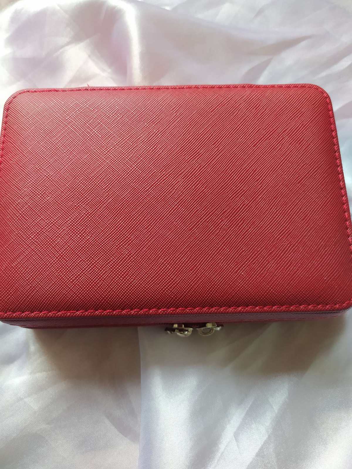 这是我前几天买的一个首饰收纳箱，才30多块，但是我感觉非常实