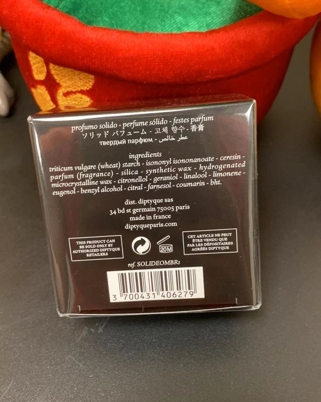 比起香水，更喜欢香膏，便携带不说，抹一点淡淡的味道很好控制不