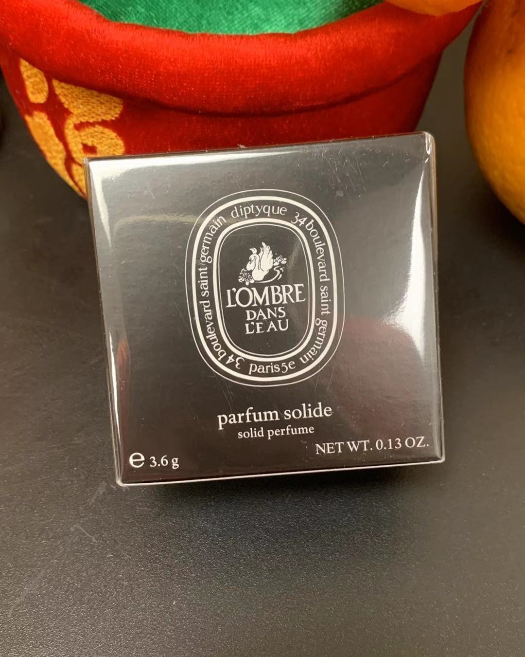 比起香水，更喜欢香膏，便携带不说，抹一点淡淡的味道很好控制不