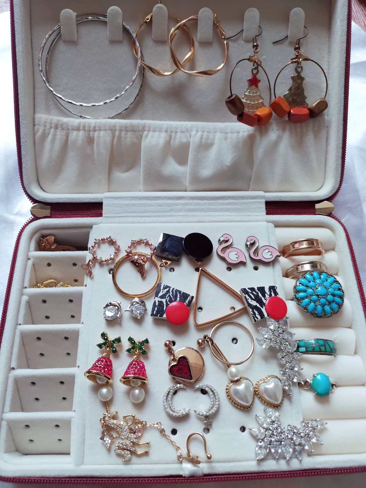 这是我前几天买的一个首饰收纳箱，才30多块，但是我感觉非常实