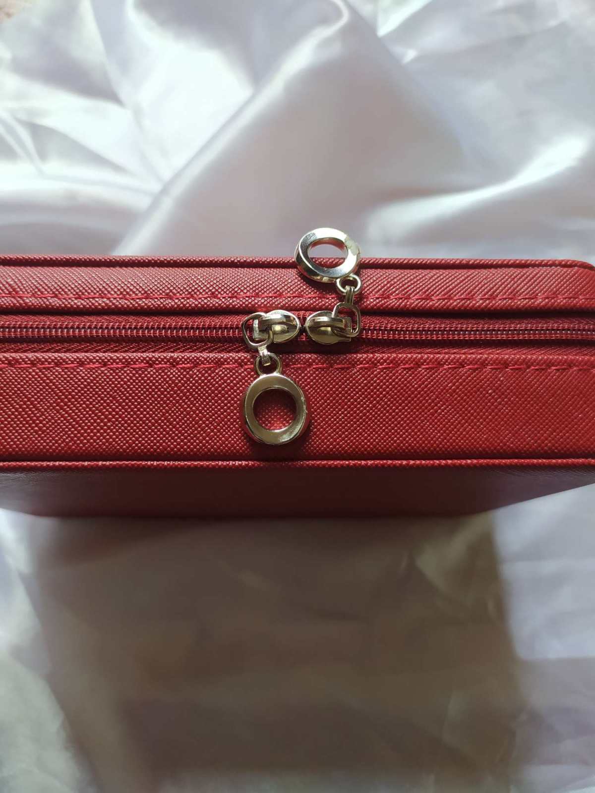 这是我前几天买的一个首饰收纳箱，才30多块，但是我感觉非常实