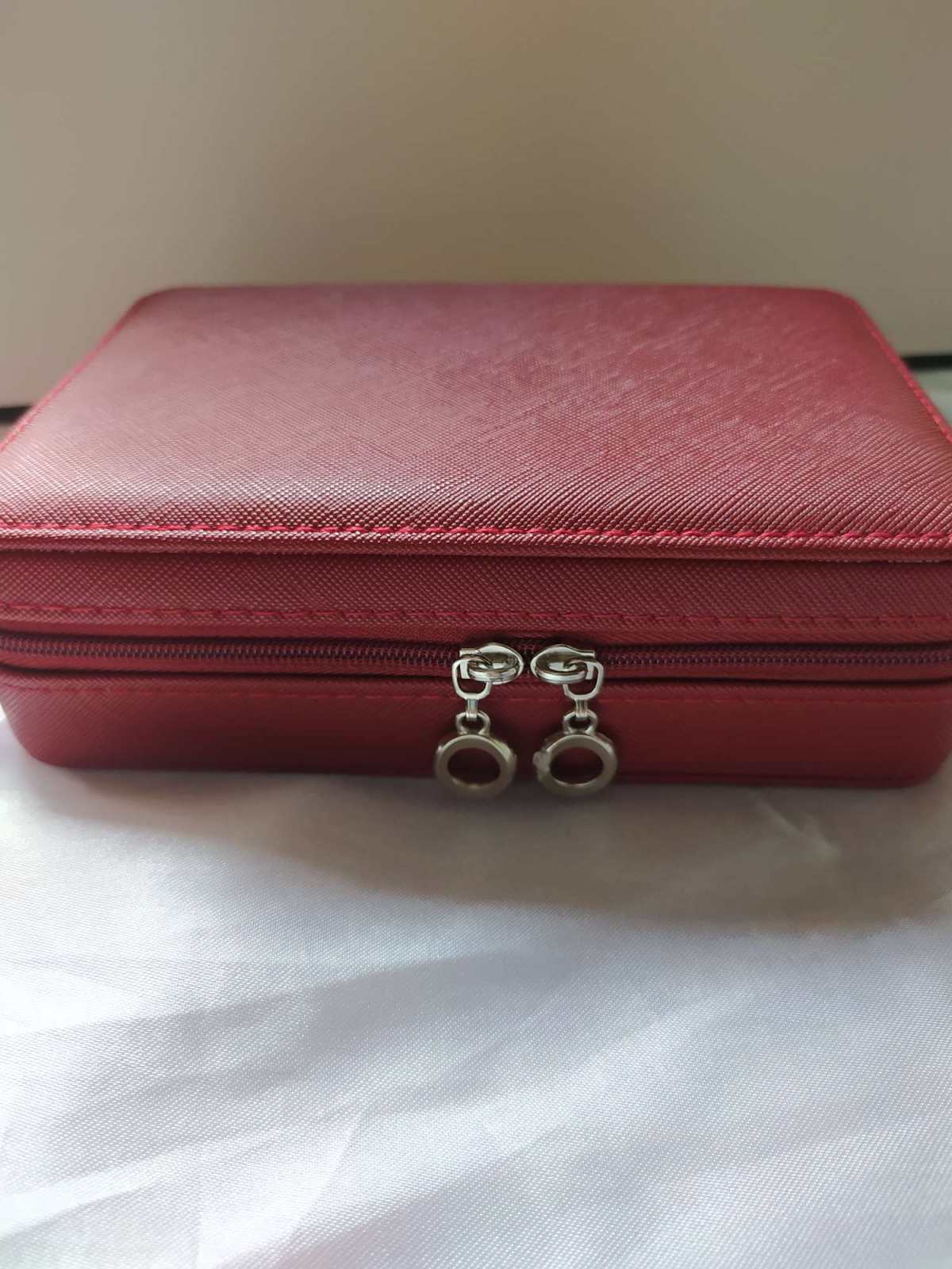 这是我前几天买的一个首饰收纳箱，才30多块，但是我感觉非常实