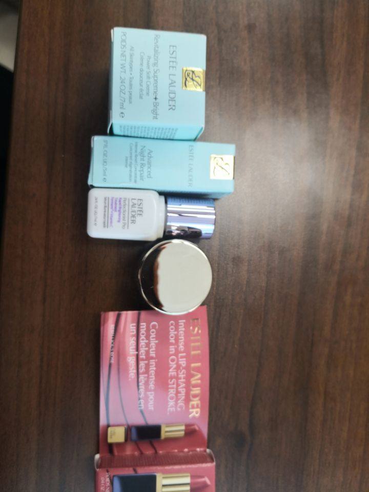 中环转运开箱！合箱划算哦！ 之前在雅诗兰黛买小棕瓶，选择的中