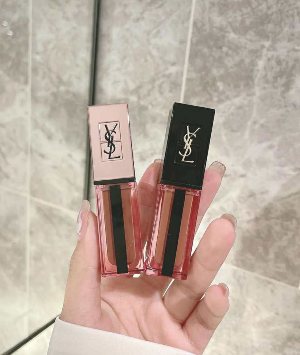 🍃ysl真是太会了。又是一款拜倒于它的颜值的唇釉。粉金色的