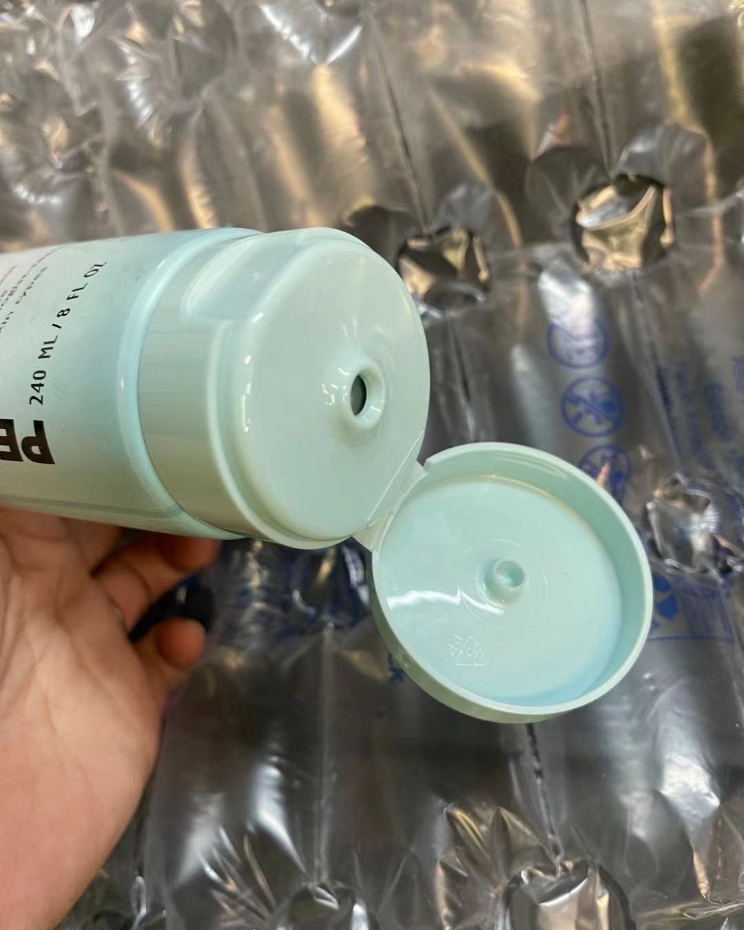 彼得罗夫的这款洗面奶，说上脸有种丝绒仿佛云朵般柔软的触感然后