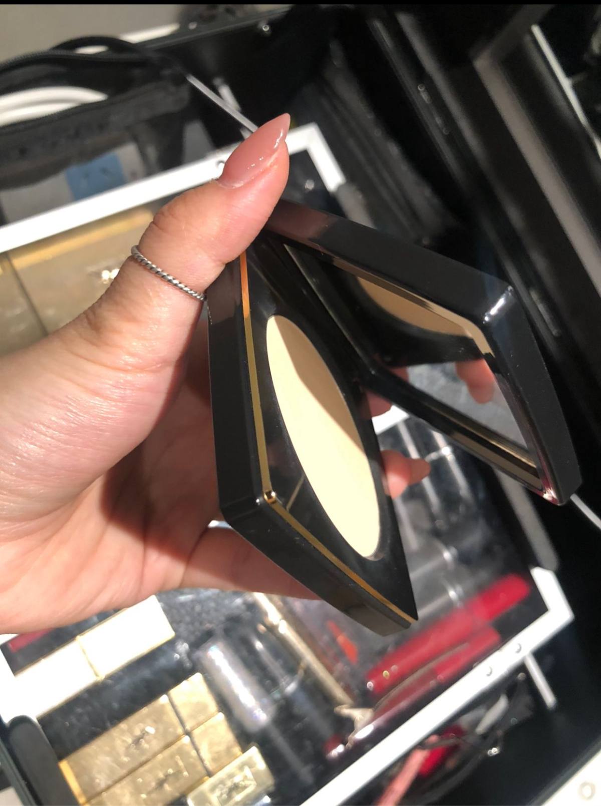 彩妆界起家的Bobbi brown几款必入的明星单品  1.