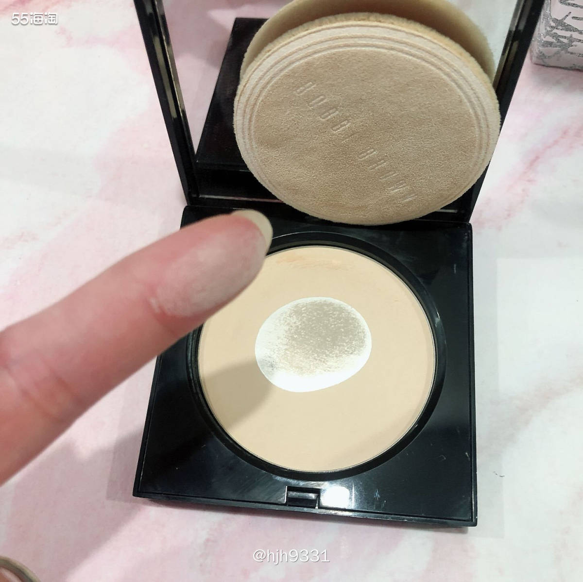 芭比布朗羽柔蜜粉饼色号：pale yellow淡金色；  ✨