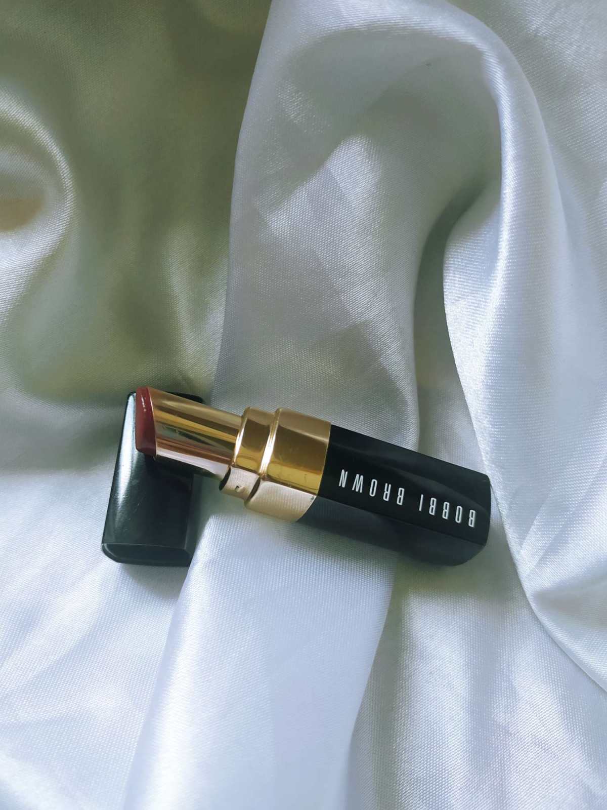 Bobbi brown的唇膏好用的真的非常多，它家黑管系列就