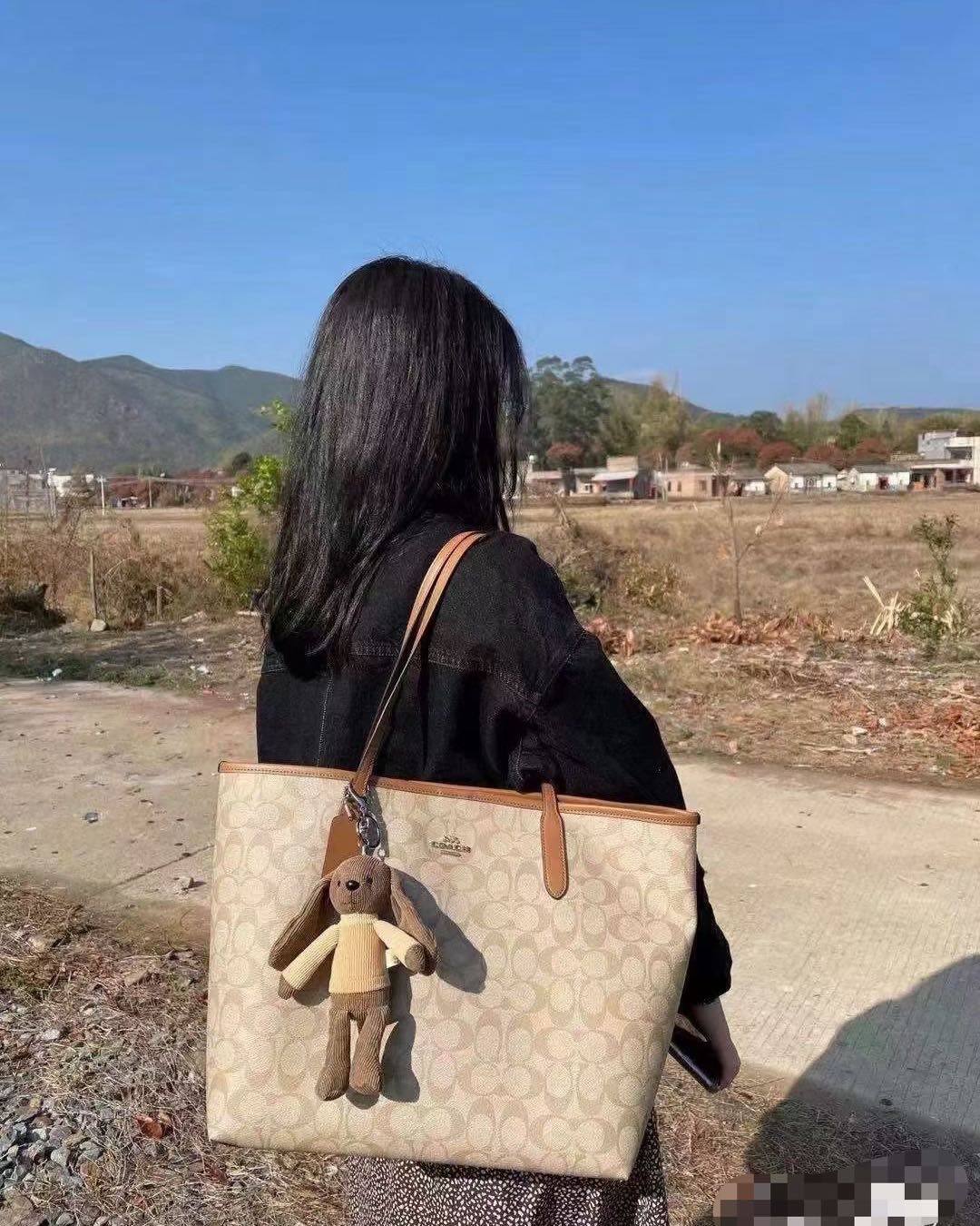 ✨爆款Coach奶茶色托特包好不容易抢到了几个，这款包包超温