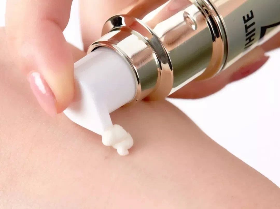 “城野377淡华”是一款网红精华，当初入手就是冲着它的名气盲