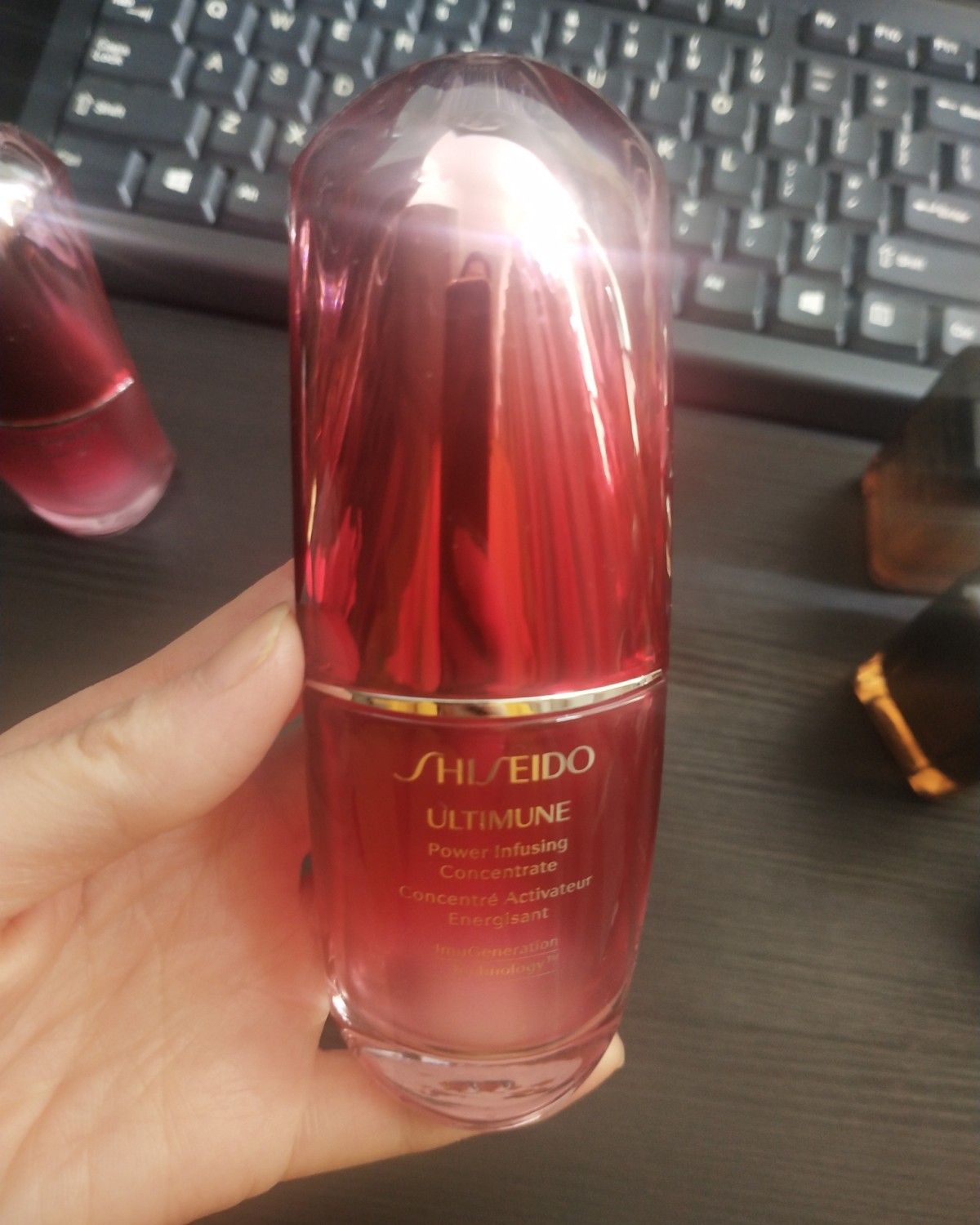 伊丽莎白雅顿的橘烧精华 我这个是老版的。新版的包装已升级，而