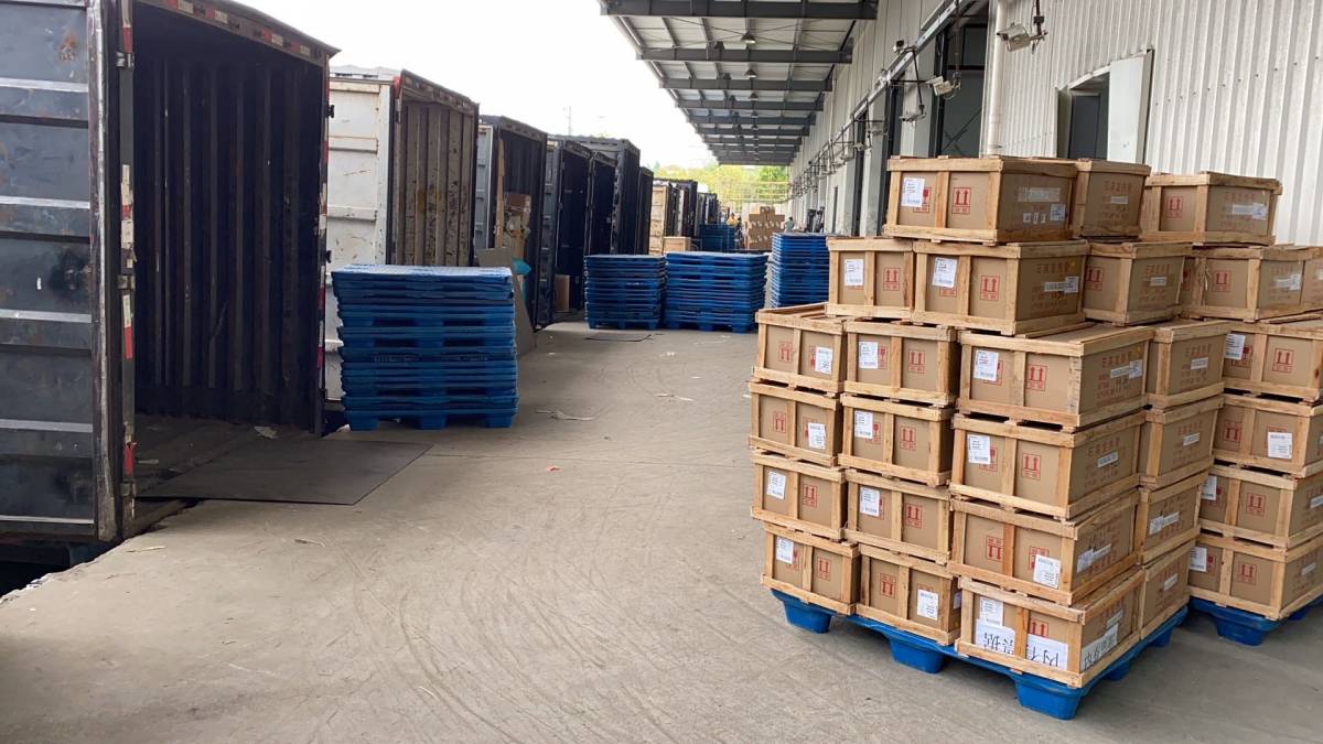 中国香港是全球自由经济的典范，政府对经济活动采取放任自由的策