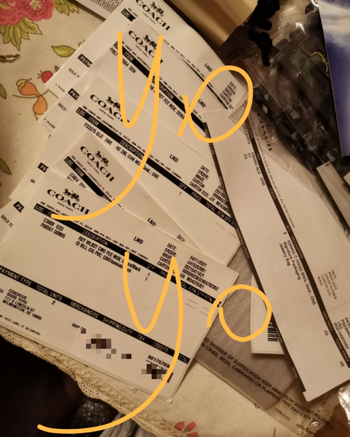 coach手镯钱夹开箱啦，看着还挺好看，包装比较简陋，还附了