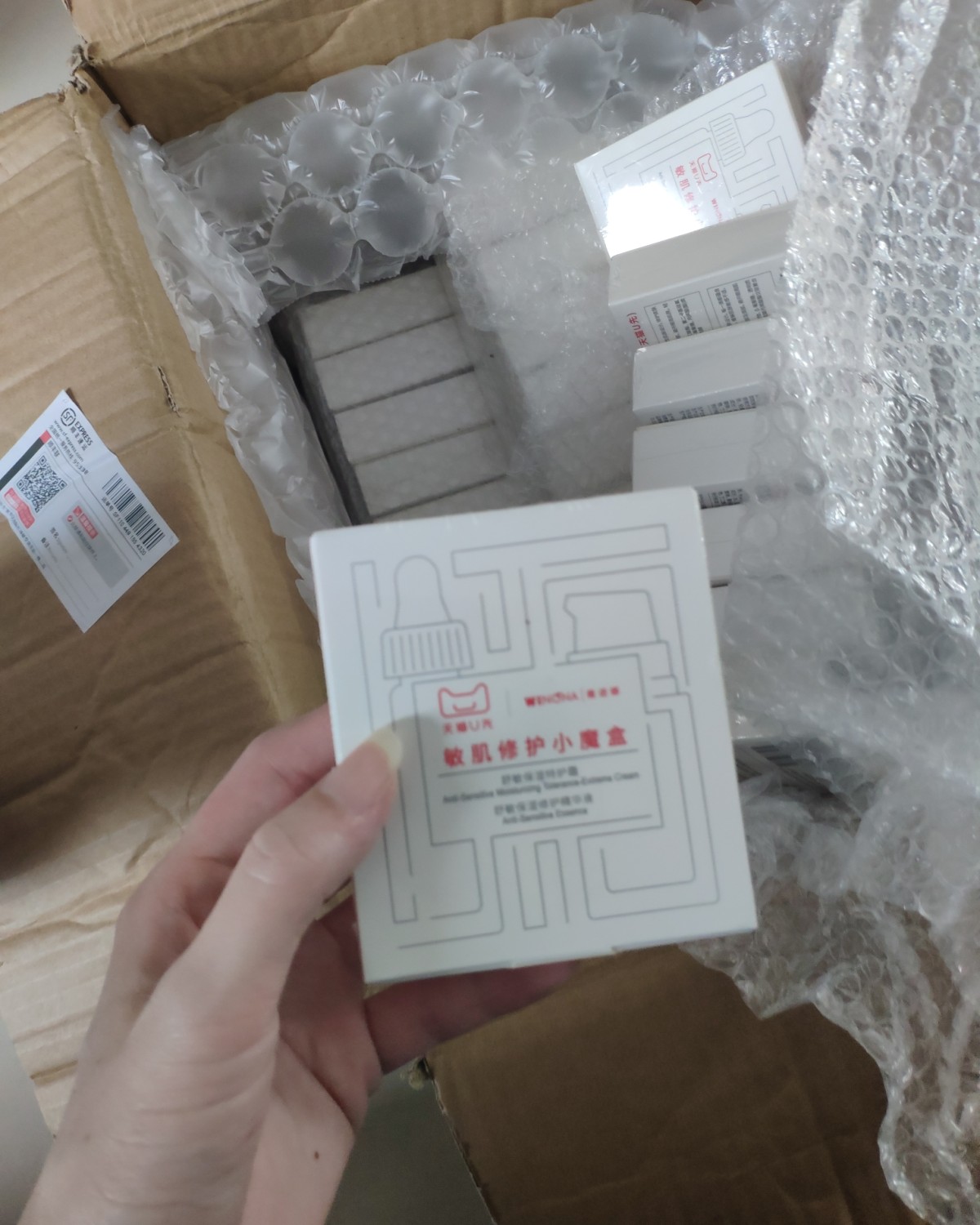 今天收到了前两天买的薇诺娜小盒，没想到会有这么大一箱😂  