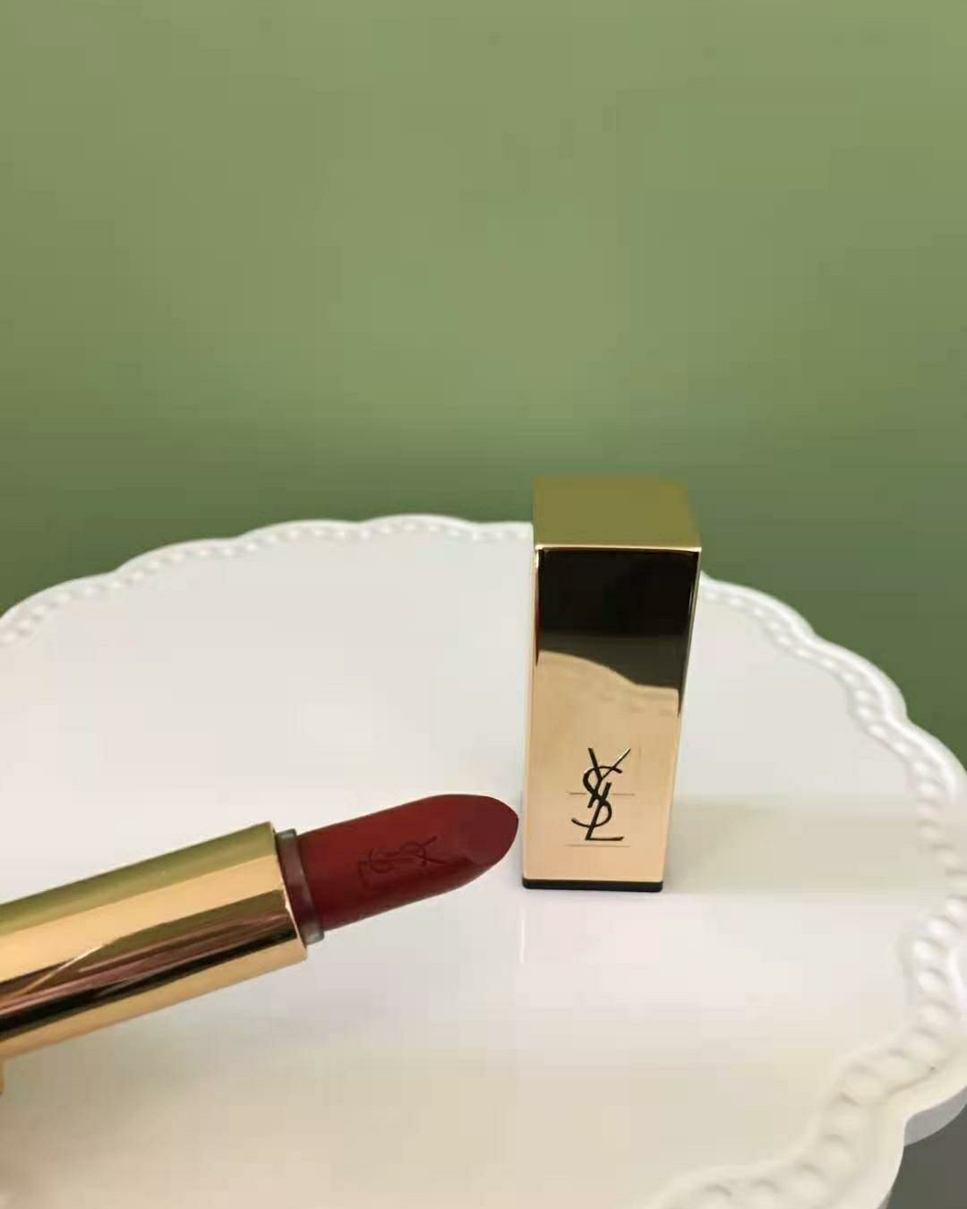Ysl1966一出来就有很多人，因为颜色是复古的红棕色，非常