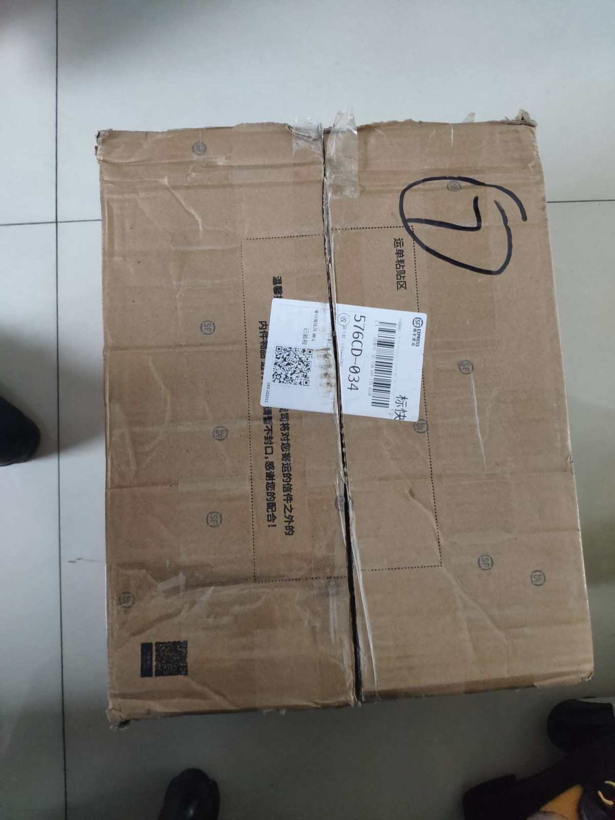 今天收到了前两天买的薇诺娜小盒，没想到会有这么大一箱😂  