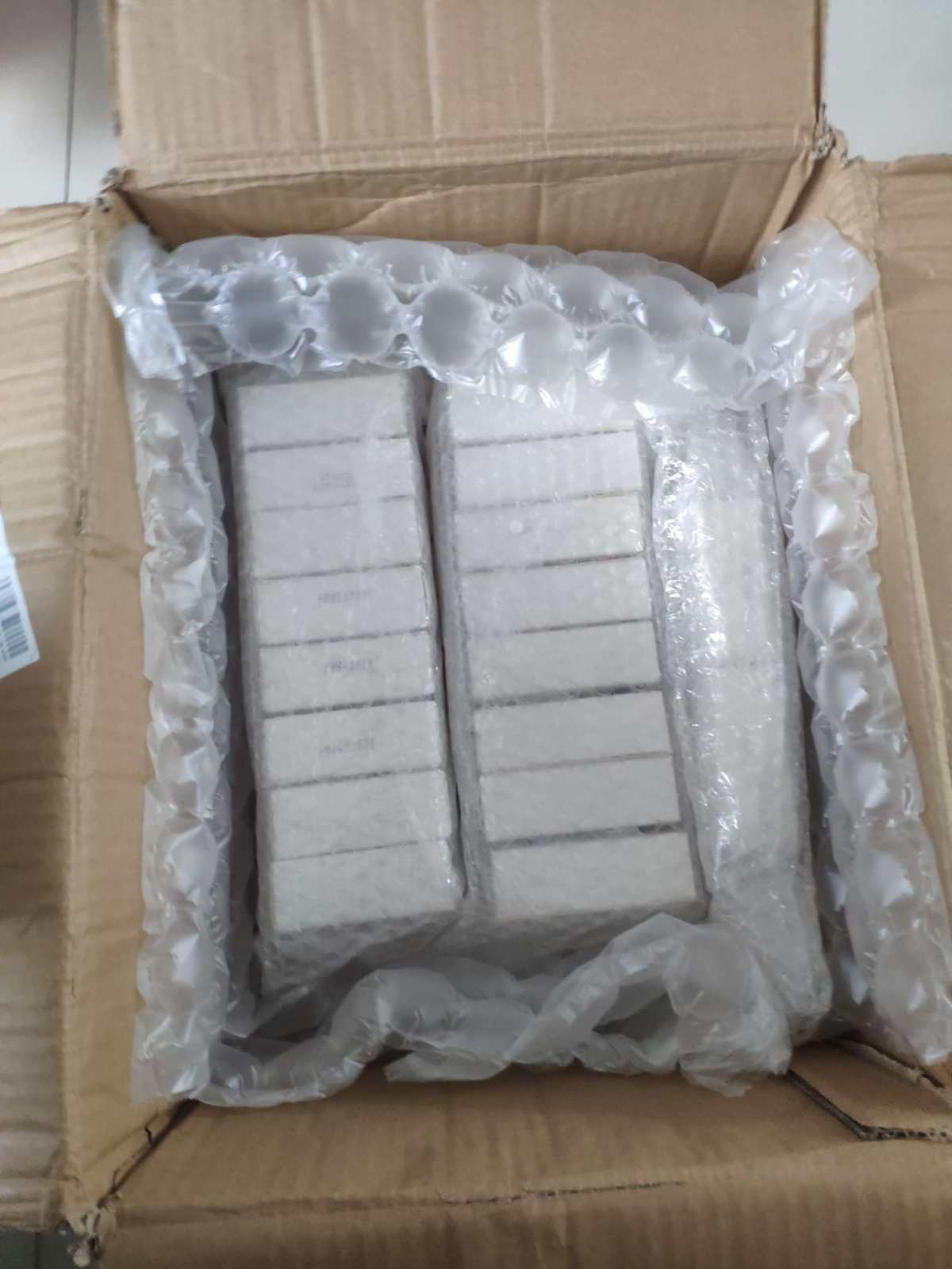 今天收到了前两天买的薇诺娜小盒，没想到会有这么大一箱😂  