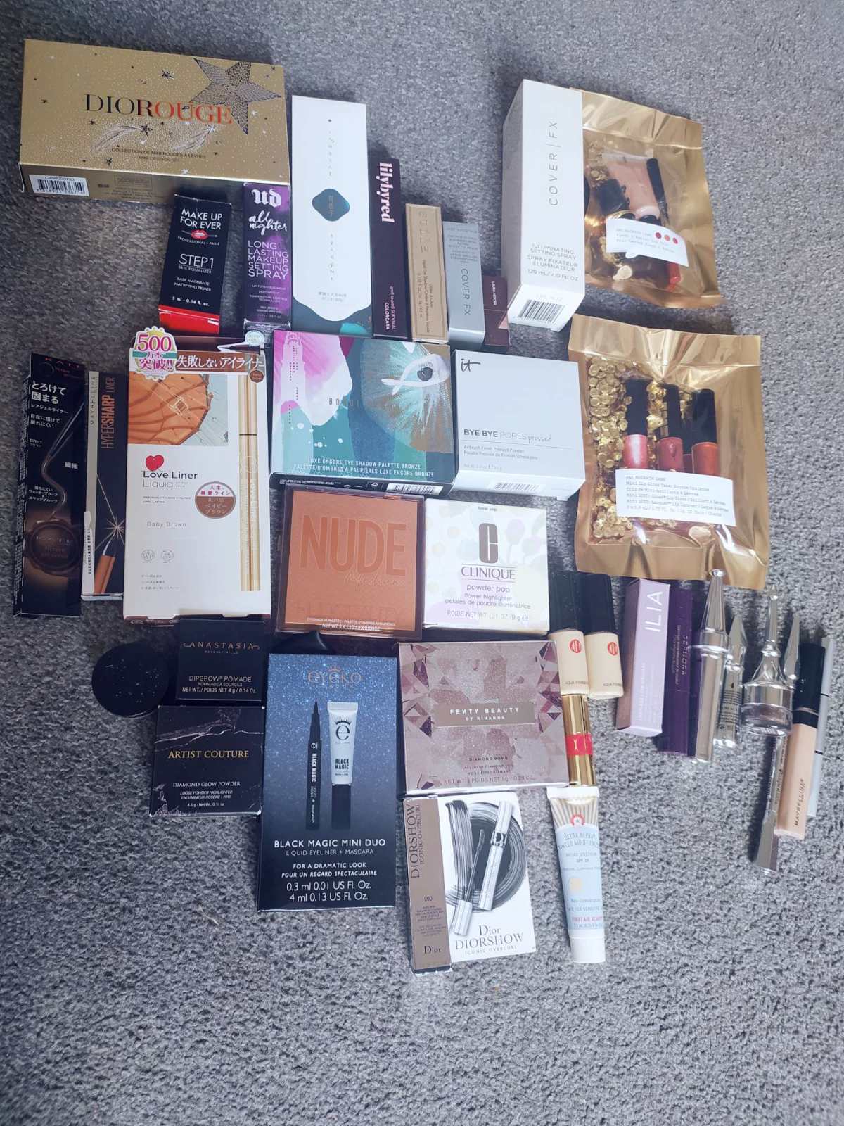 之前已经分享了我的护肤，个人和面膜囤货。今天分享我最后的彩妆
