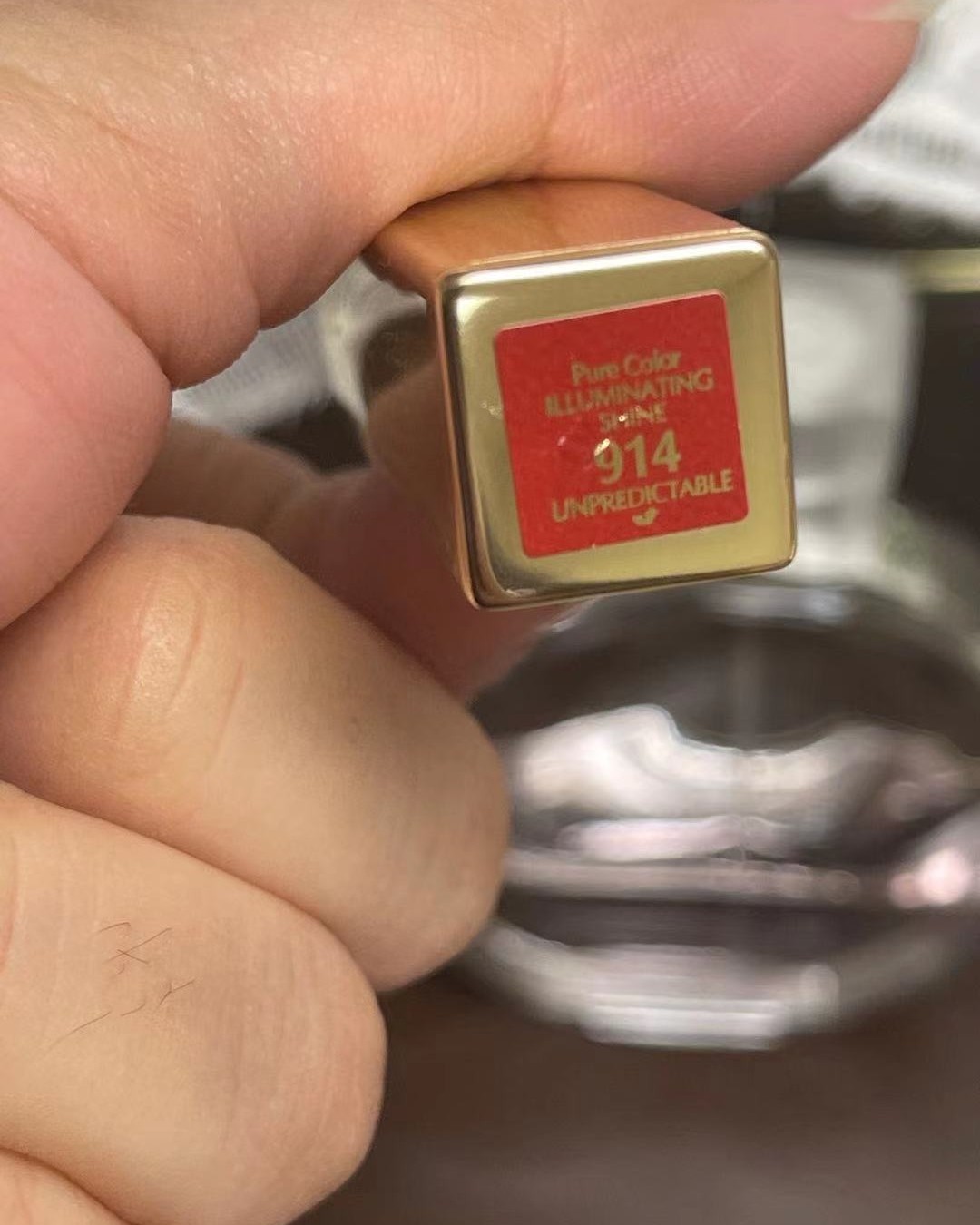 色号: 914  清透水润的质地，上嘴波光粼粼的，这支的颜色