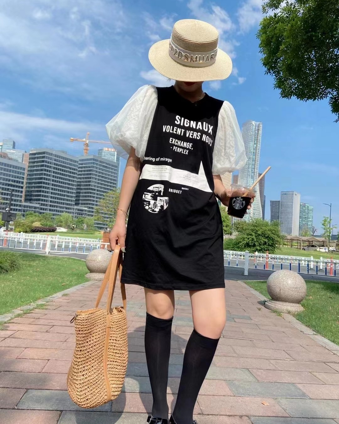 这种天气适合裙子👗，各种各样的裙子。 这个T比较长，我个子