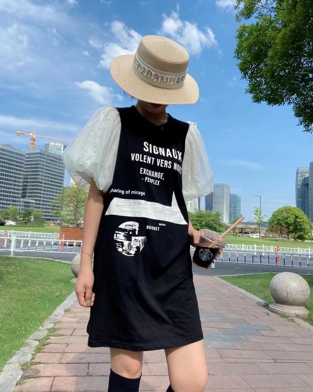 这种天气适合裙子👗，各种各样的裙子。 这个T比较长，我个子