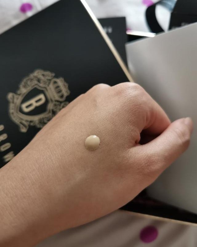 芭比波朗虫草粉底液，真的我特别。  除了遮瑕不怎么滴，其他真